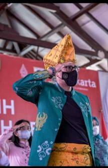 Menparekraf Sandiaga Uno mengikuti upacara Peringatan Detik-detik proklamasi kemerdekaan RI di Pulau Untung Jawa, Kepulauan seribu, DKI Jakarta.
