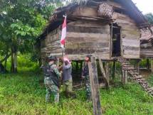 Satgas Pamtas Yonif Raider 142 KJ Ajak Warga Kibarkan Bendera