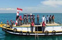 Hut RI Ke 77, Kolatmar Gelar Upacara di Tengah Laut dan Pengibaran Merah Putih Bawah Air di Pulau Gili Ketapang 