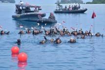 Bersama Prajurit Marinir, Wakasal Kibarkan Bendera Merah Putih Bawah Laut