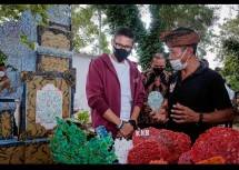 Menparekraf Sandiaga Uno mengunjungi pelaku UMKM yang mengelola limbah plastik menjadi produk bernilai ekonomis di kawasan Kura-kura Bali, Pulau Serangan, Kamis (18/8/2022).