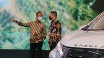Menperin Agus Gumiwang Kartasasmita saat berdiskusi dengan pembalap Rifat Sungkar di gelaran GIIAS 2022 (Foto: Ridwan/Industry.co.id)