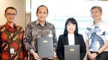 Perjanjian kerjasama ini dilakukan oleh Mahendra Nusanto Group Head Gold & Pawning Business Group BSI, (dua dari kiri) dan Direktur Utama PT.Hartadinata Abadi Sandra Sunanto (dua dari kanan) 