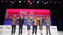 Chair of B20 Indonesia Shinta Kamdani, bersama Ketua Umum Kadin dan Menko Perekonomian 
