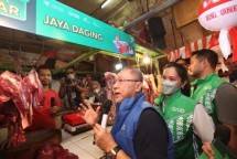 Menteri Perdagangan Republik Indonesia Zulkifli Hasan (tiga dari kanan) bersama Director of Central Public Affairs Grab Indonesia Tirza Munusamy (dua dari kanan) meninjau implementasi program digitalisasi ekosistem pasar rakyat di Pasar Tomang Barat, Jakarta
