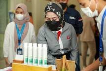 Wiwin Dewi Herawati, Chief Marketing & Corporate Communication Officer SiCepat Ekspres saat mengunjungi booth UMKM di acara Program Kewirausahaan yang diselenggarakan oleh Olahkarsa dengan dukungan dari SiCepat Ekspres (16/12/2021) 