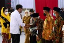 Presiden Jokowi Serahkan Sertifikat Tanah untuk Rakyat di Sidoarjo Jatim