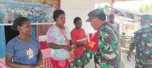 Satgas TMMD Reg Ke-114 Serahkan Hadiah Untuk Pemenang Turnamen Bola Volly Merah Putih Cup