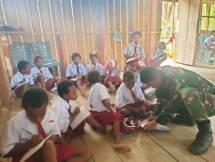 Personel Satgas Pamtas Yonif 126 KC Mengajar Anak-Anak di Perbatasan Papua