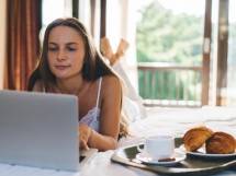 Staycation dan Work from Anywhere Nyaman Tanpa Takut Internet Lemot