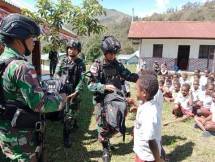 Wadan Satgas Pamtas Yonif Raider 142KJ Berkunjung ke SD YPK Polimo Kurima