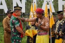 KASAD Jenderal TNI Dudung Abdurachman Dianugerahi Gelar Adat Kakah Demong Agung Bela Negara