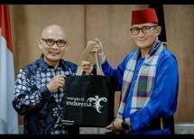 Menparekraf Sandiaga Uno bersama Dubes Indonesia untuk Britania Raya, merangkap Irlandia dan Organisasi Maritim Internasional, Desra Percaya, saat audensi di Gedung Sapta Pesona, Jakarta, (23/8/2022).