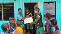 Satgas Pamtas Yonif Raider 142 KJ Berikan Bantuan Sembako Kepada Panti Asuhan