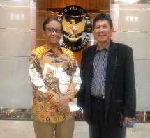 Menkopolhukam Mahfud MD menerima kunjungan Tim Produksi film Jokotole. Salah satunya H Faisal Mapan produser Mega Global Film