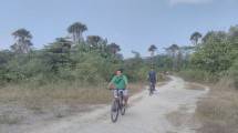 Para wartawan peserta media fam-trip menjajal trek sepeda cross country Rhino X-Triathlon, di Kawasan Ekonomi Khusus (KEK) Pariwisata Tanjung Lesung, Banten, Rabu (16/8/2017). (INDUSTRY.co.id/Irvan AF)