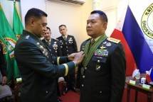 KASAD Jenderal TNI Dudung Abdurachman Terima Penghargaan Combat Kagitingan Badge