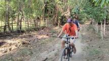 Para wartawan peserta media fam-trip menjajal trek sepeda cross country Rhino X-Triathlon, di Kawasan Ekonomi Khusus (KEK) Pariwisata Tanjung Lesung, Banten, Rabu (16/8/2017). (INDUSTRY.co.id/Irvan AF)