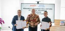 CEO PT Melon Indonesia Aris Sudewo (paling kanan) dan CEO 4ward Pictures Nashrul Nasir (paling kiri) menandatangani MoU disaksikan oleh Menteri Komunikasi dan Multimedia Malaysia YB Tan Sri Datuk Seri Panglima TPr Annuar Haji Musa (tengah). 