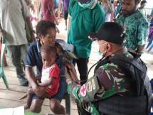 Satgas Yonif 126 Kala Cakti Bersama Tenaga Kesehatan Puskesmas Ubrub Gelar Pengobatan Massal