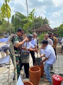 Tanam Pohon - Sarwono Kusumaatmadja dan Pangkogabwilhan II Marsdya TNI Imran Baidirus melakukan tanam pohon di desa Berbah, Sleman, Yogyakarta, Jumat (26/08/2022).