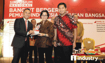 Menkeu Sri Mulyani Indrawati bersama Politisi Maruarar Sirait saat hadir dalam Simposium Nasional di Balai Kartini, Jakarta, Senin (14/8/2017). Foto (Rizki Meirino)