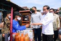 Presiden Jokowi Bagikan Bantuan Sosial di Pasar Cicaheum Bandung