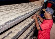 Pekerja memproduksi tempe (ilustrasi). Perajin tempe di Yogyakarta mempertahankan harga jual meski harus mengurangi ukuran produk di tengah tingginya harga bahan baku kedelai. foto: Antara 