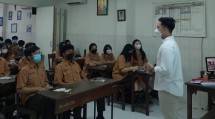 Tim President University saat menyaring 250 anak berprestasi penerima beasiswa dari Jababeka Morotai