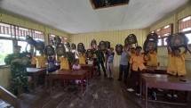 Satgas Pamtas Yonif 126 KC Jadi Guru Sekaligus Bagikan Perlengkapan Sekolah