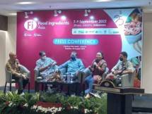 (Kiri) Dewan Penasihat dan Ilmuwan Senior dari South East Asian Food and Agricultural Science and Technology &ndash; SEAFAST Center dari IPB:&nbsp;Prof. Dr. Purwiyatno Hariyadi; Ketua Gabungan Produsen Makanan dan Minuman Indonesia (GAPMMI): Ir. Adhi S. Lukman; Regional Portfolio Director - ASEAN Informa Markets: Ms. Rungphech Chitanuwat atau yang biasa kita kenal dengan nama Ibu Rose;Commercial Director - PT. Foodex Inti Ingredients I: Richard Kusuma (kanan)