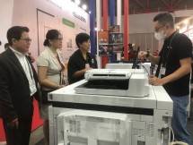 Mengunjungi stan peserta pameran, Tampak (kiri ke kanan): Bp. Sofyanto Widjaja, General Manager Wahana Kemalaniaga Makmur (Wakeni), Ms. Lee Ai Ling, Senior Project Manager Messe Dusseldorf Asia, Ibu Rini Sumardi, Direktur Utama Wakeni