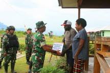 Dansatgas Pamtas Yonif Raider 142 KJ Yalimo Papua Bagikan Sembako