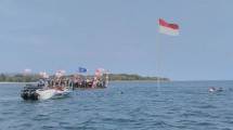 Di Balik Kerja Keras Pramuka Mengibarkan Merah Putih dari Laut Tanjung Lesung
