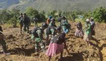 Satgas Yonif Mekanis 203 AK Membuka Lahan Tidur Bersama Masyarakat Lanny Jaya Papua