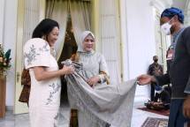 Ibu Iriana Jokowi Ajak Istri Presiden Filipina Melihat Pameran Kain Asli Suku Badui