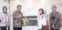 Direktur Sales & Distribution BSI Anton Sukarna (kiri kedua) memberikan apresiasi kepada nasabah pertama yang hadir didampingi Group Head Customer Care Group BSI Dwi Hesti Mulyaningrum (kiri pertama) dan Area Manager BSI Depok Jajang Abdul Karim di BSI Kantor Cabang Margonda 2 