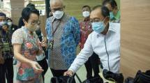 Sekjen Kemenperin Dody Widido bersama Plt. Dirjen IKFT Kemenperin Ignatius Warsito pada pembukaan pameran sepatu kulit dan fashion di Plaza Kemenperin