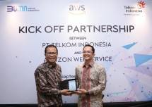 Direktur Strategic Portfolio Telkom Budi Setyawan Wijaya (kiri) melakukan foto bersama dengan Director ASEAN Growth Market AWS Haris Izmee (kanan) 