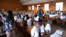Satgas Pamtas Yonif Raider 142KJ Perkuat Wawasan Kebangsaan Siswa Sekolah di Kabupaten Tolikara