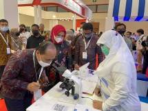Melihat mikroskop: Dr. Ir. Tjahjo Pranoto, M. Eng., Plt. Direktur Pengelolaan Laboratorium, Fasilitas Riset, dan Kawasan Sains dan Teknologi, Badan Riset dan Inovasi Nasional, BRIN