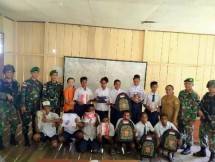 Satgas Yonif 126 KC Bagikan Perlengkapan Sekolah di Perbatasan Papua