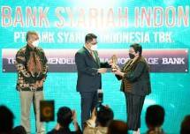 Group Head Consumer Finance 1 BSI Praka Mulia Agung (tengah) menerima penghargaan The Commended Mortgage Sharia Bank pada ajang Indonesia Property Award 2022 