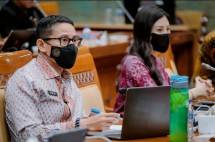Menparekraf Sandiaga Uno bersama Wamenparekraf Angela Tanoesoedibjo saat rapat kerja bersama komisi X DPR RI yang digelar di gedung DPR RI, Jakarta Pusat, Kamis (8/9/2022).