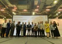 Penghargaan tersebut diberikan secara langsung oleh Mr. Nicolas Mangon selaku VP AutoCAD & AEC Industry Strategy Autodesk kepada Yuli Ari Pramuraharjo selaku Direktur Operasi Bidang Infrastruktur PTPP.