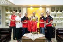 Ketum IMI Bambang Soesatyo (Tengah) 