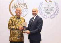 Direktur Finance & Strategy PT Bank Syariah Indonesia Tbk Ade Cahyo Nugroho menerima penghargaan kategori Best Islamic Finance Bank dan Best Islamic Retail Bank dari CEO Alpha South East Asia Siddiq Bazarwala dalam Acara Best Islamic Finance Awards 2022. 