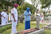 Dankormar Didampingi Ketua Gabungan Jalasenastri Marinir Ikuti Ziarah dan Tabur Bunga Peringati HUT TNIAL