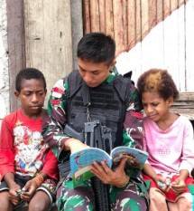 Satgas Yonif 126 KC Bercerita dan Bagi Buku
