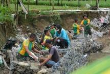 Satgas Yonarmed 1 Kostrad dan Warga Pasang Bronjong di Sungai Waiheru 